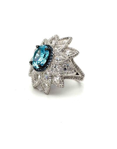 Anello con zircone azzurro