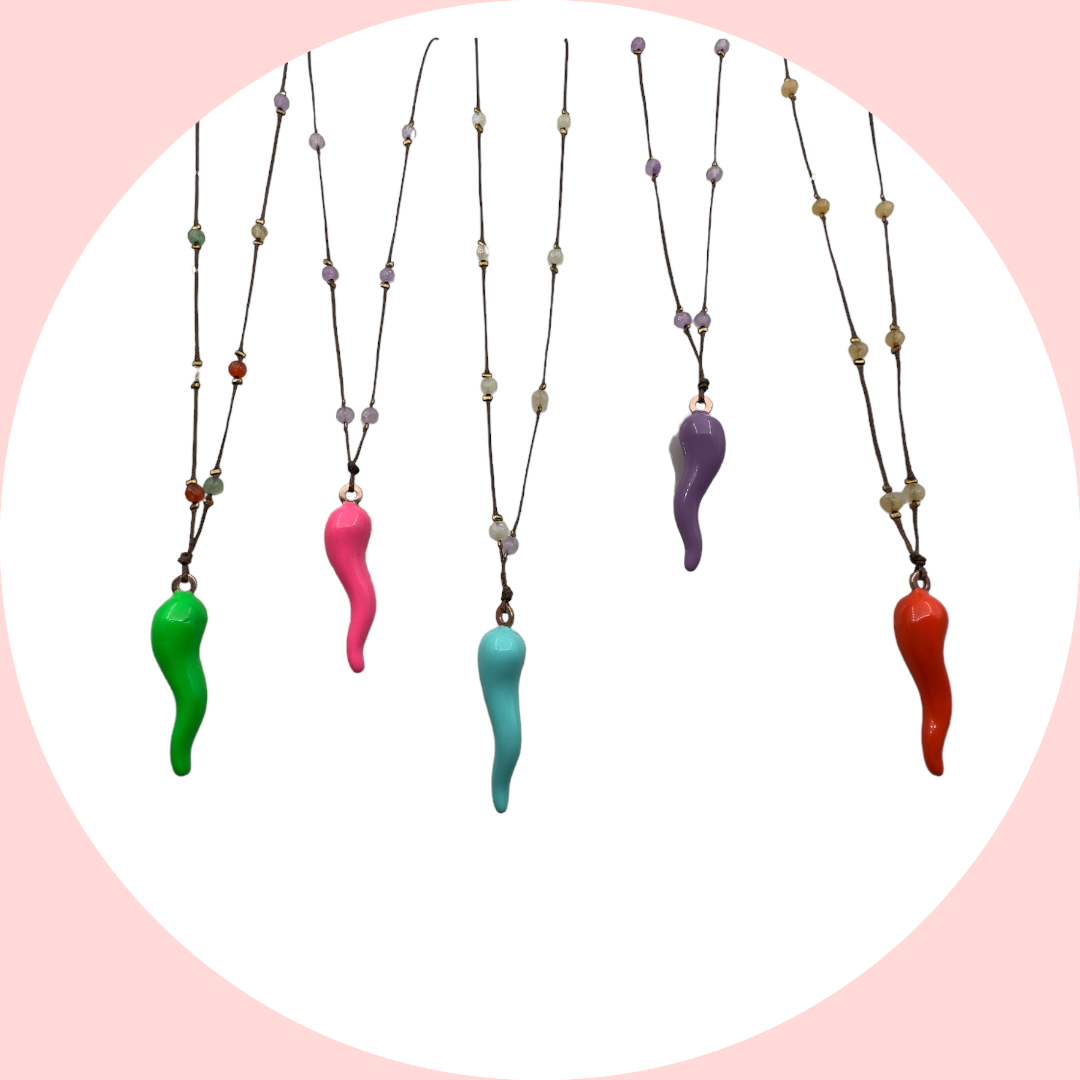 Collana lunga con corno smaltato